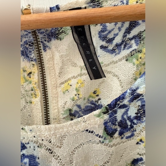 Everly lace tank size small zip back top blue yellow floral - Picture 2 of 8